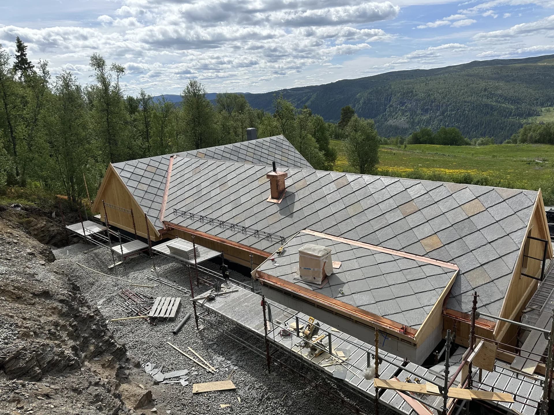 Nytt skifertak med utsikt over fjellandskap